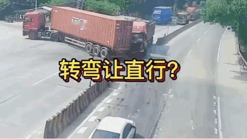 不管啥原因，大拖车箱货横在马路上就不对。
可能大箱货是要转弯，也可能熄火了，干脆