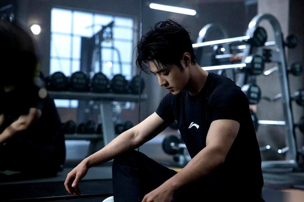 圈里人聊过一个事，说起肖战拍一场冬天下水的戏。
天太冷，导演看他嘴唇都快白了，怕