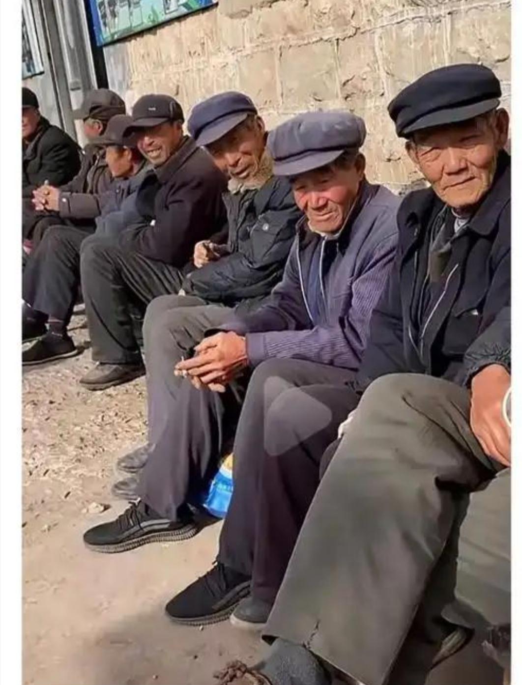 往昔年少太轻狂，暮岁皆依老南墙。
岁月如刀斩人忙，个个难逃此刀伤。
昔年奔走缴公