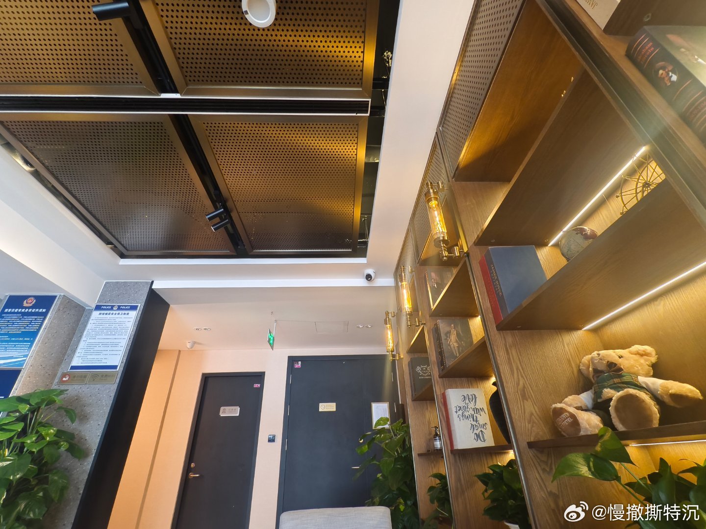 学校门外开了一家好近又好便宜的喆啡在人大这个600+一晚地段也是惊到了 