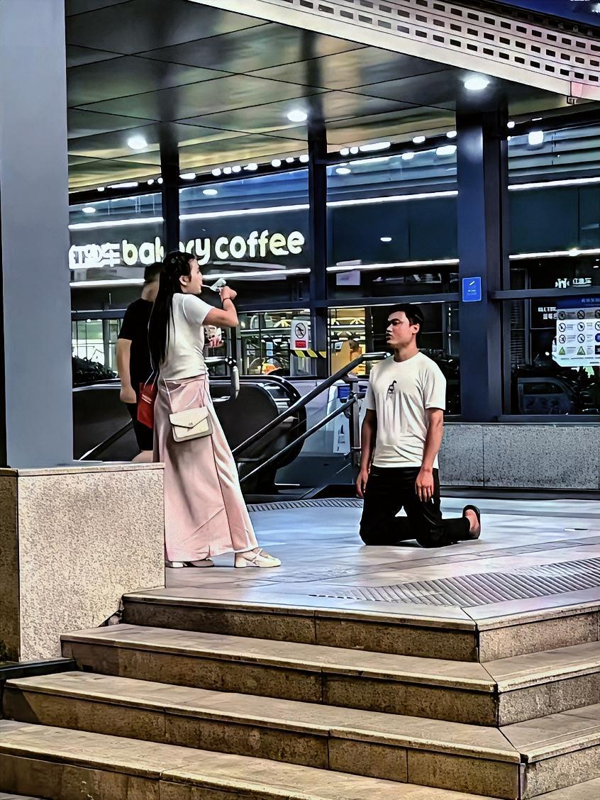 你会因为男友下跪道歉而原谅他吗？
你会为了得到女友的原谅而下跪吗？