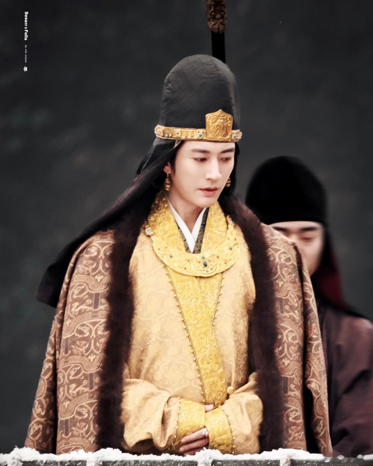 江山大同妆造挺复原的，刘学义hold住了，有胡子没胡子不同气质！ 