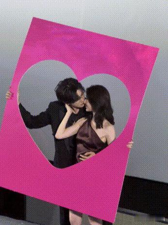 哈妮克孜参加过尺度最大的剧宣被哈妮克孜生图美一大跳线下剧宣很容易出现互动僵硬尴尬