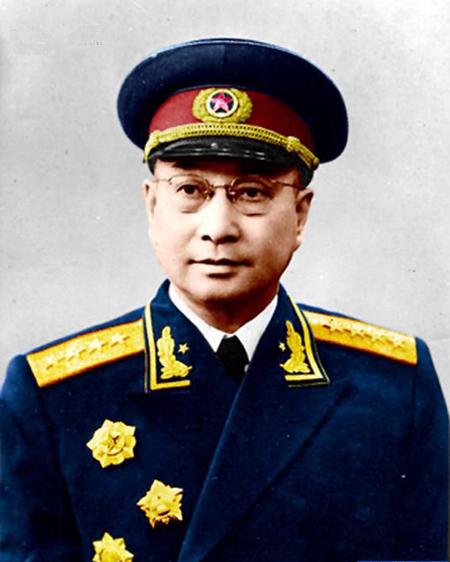 1925年东征，蒋介石被围在战场上走不动了。黄埔一期的一个学生冲上去，背起蒋介石