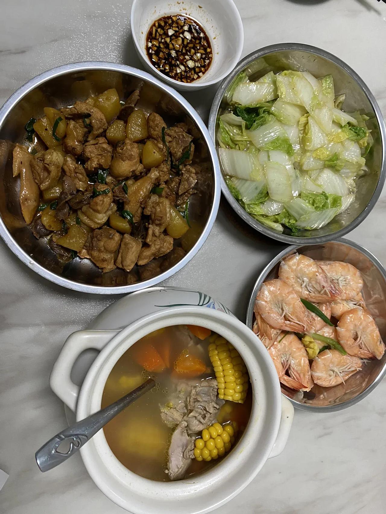 东北网友早市花100元买菜，晒3菜1汤，便宜但不离谱

女网红100元吃遍东北早