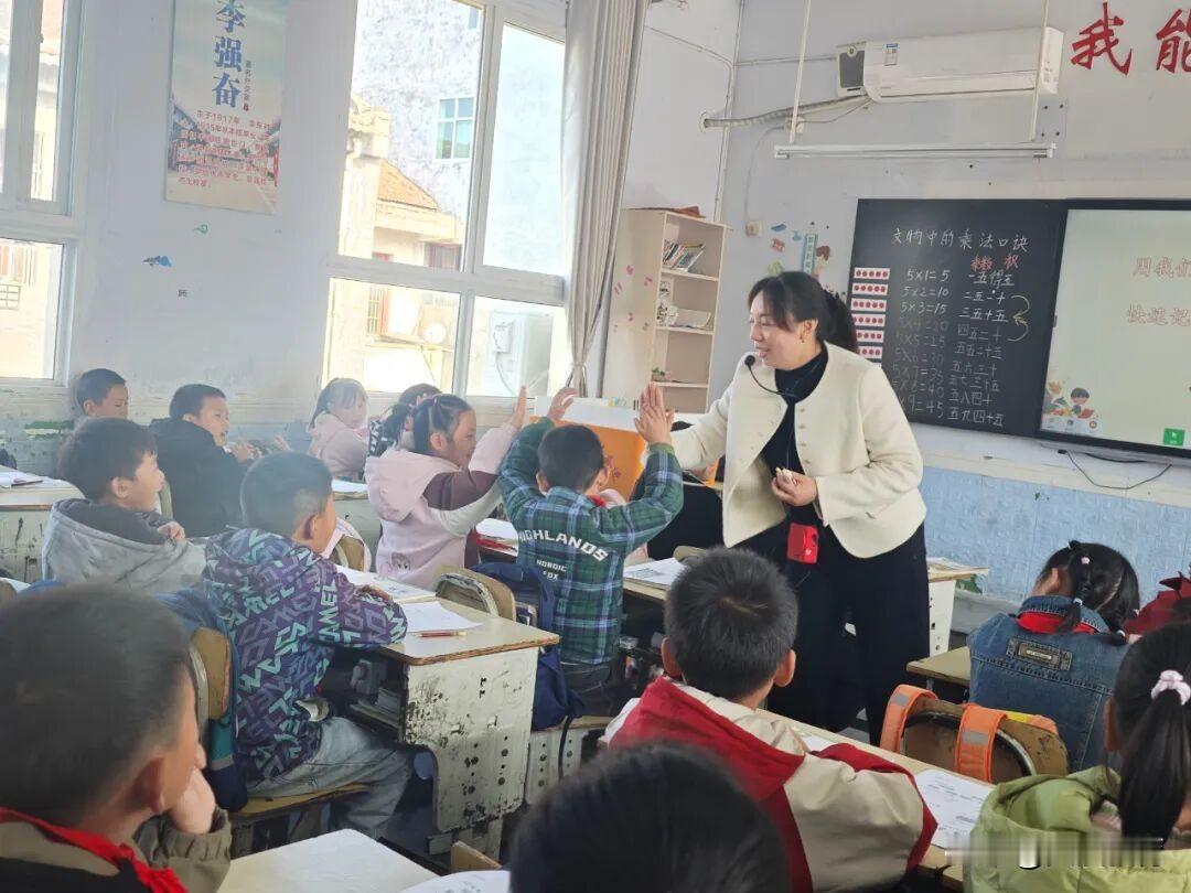 11月11日，汉中市教研室副主任张增发带领名师、专家团队19人，在西乡县隆基中学