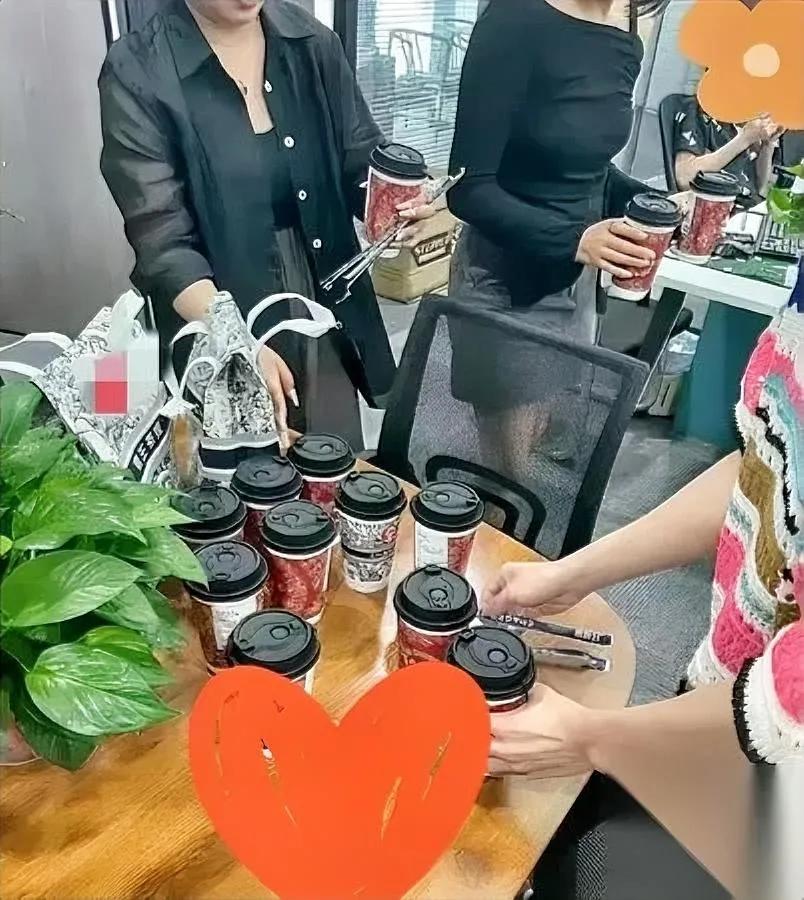 今天同事离职

搬着奶茶堆进办公室

我盯着他汗湿的后背，突然懂了“告别”最本真