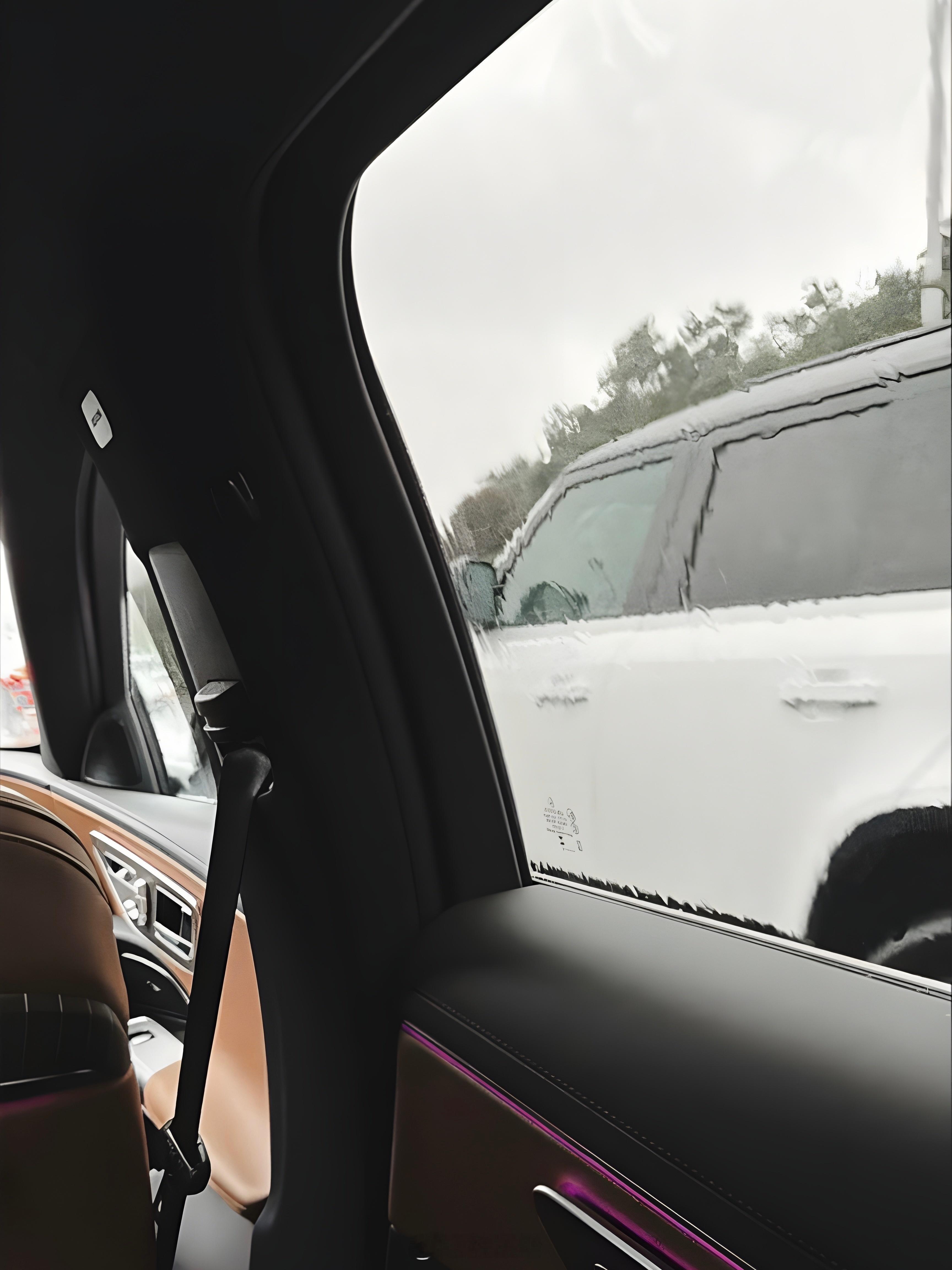 原来卫士高度这么高？可能我一直开惯了都没觉得～今天坐轿车里看到旁边一辆卫士开过去