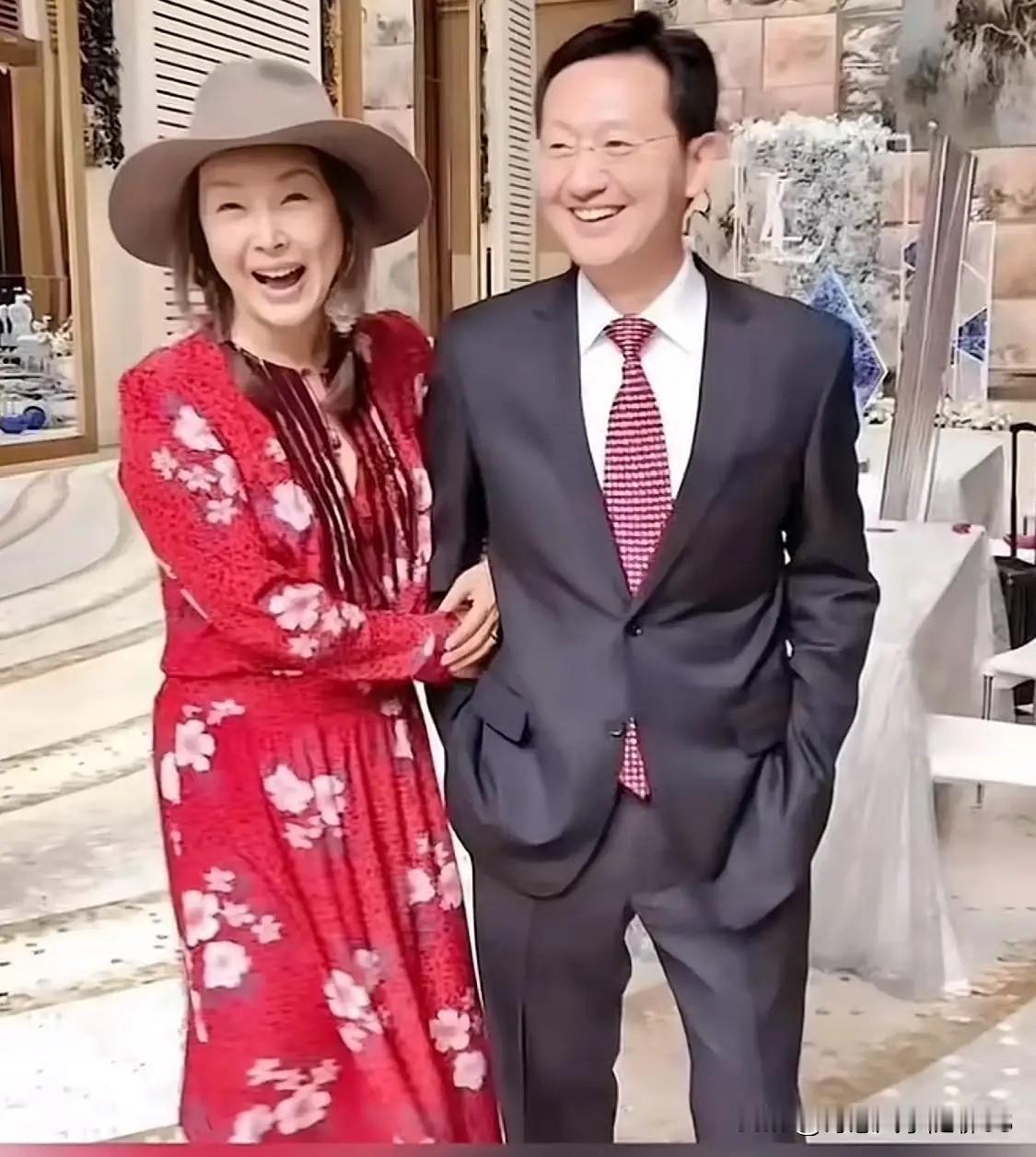 果然小眼睛的女人比较扛老，你看53岁的歌手孙悦，头发乌黑身材匀称，没发福不油腻本