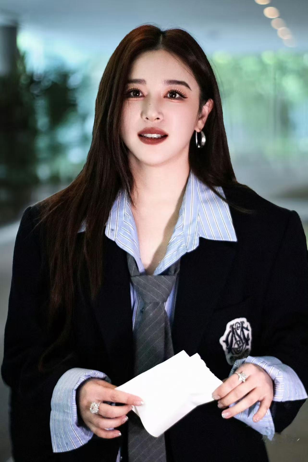 阚清子学姐你太美好了阚清子美式学院证件照 阚清子真的很适合这种冷调氛围的拍摄。蓝