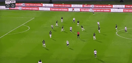 阿根廷这种直塞太有威胁了，上半场两度得手，阿根廷2-0领先玻利维亚。
第19分钟