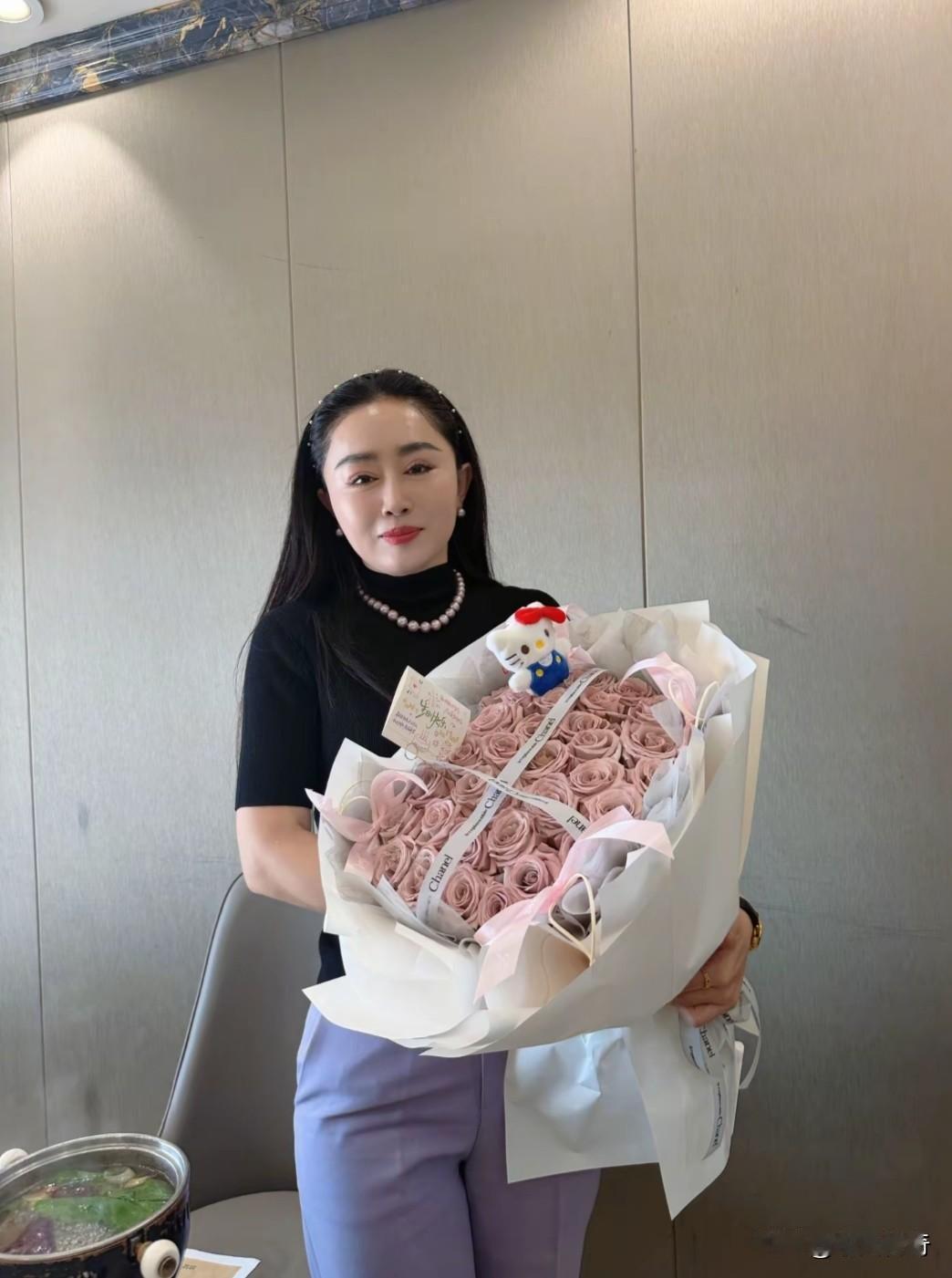 这是我看上的中年女人，只要你愿意做我女朋友，以后我拥有的你都有一半。