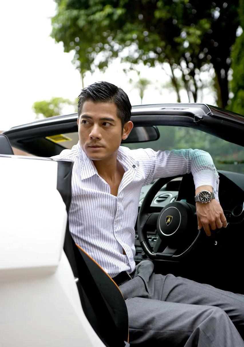 郭富城那台墨绿色的兰博基尼，根本不是用来开的。
它和他的头发丝一样。
和他手腕上