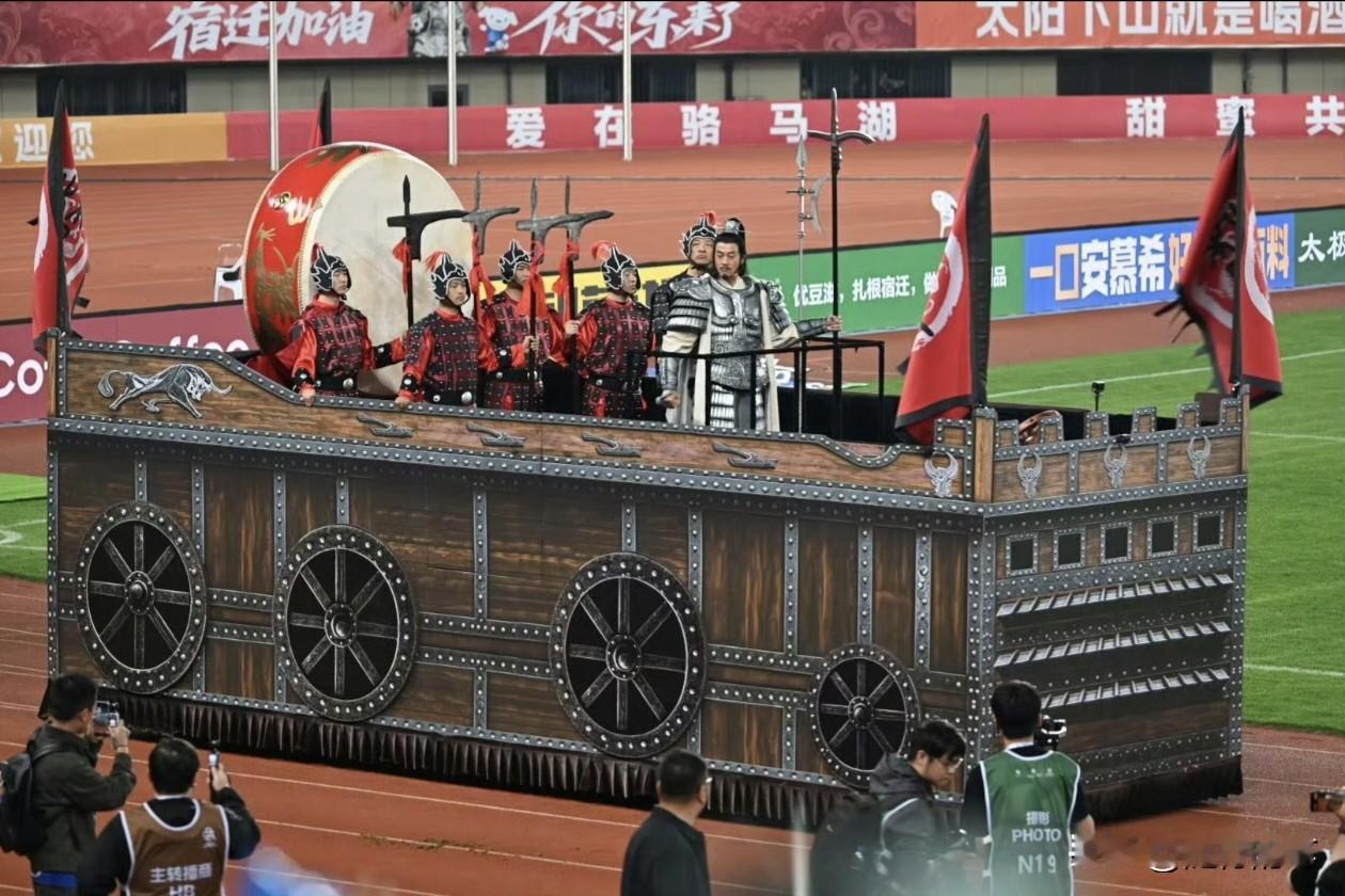 苏超宿迁邀请何润东来助阵，既是“听劝”，回应大批网友的建议，而且也是相当用心准备