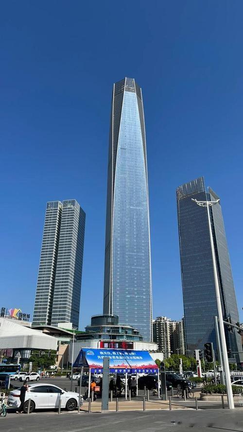 东莞市面积是2460.38Km2，总人口已达1080万(2025年)，GDP12