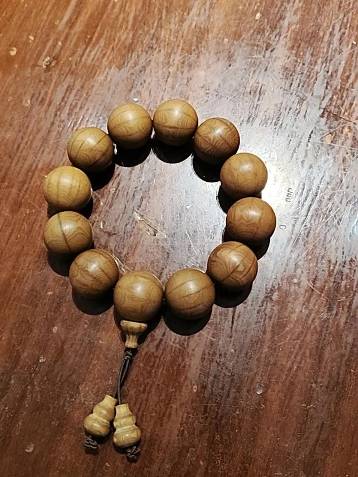 家人们！这串六道木手串真的越盘越得劲✨ 上手温润润的，木纹清清爽爽，盘起来手感贼