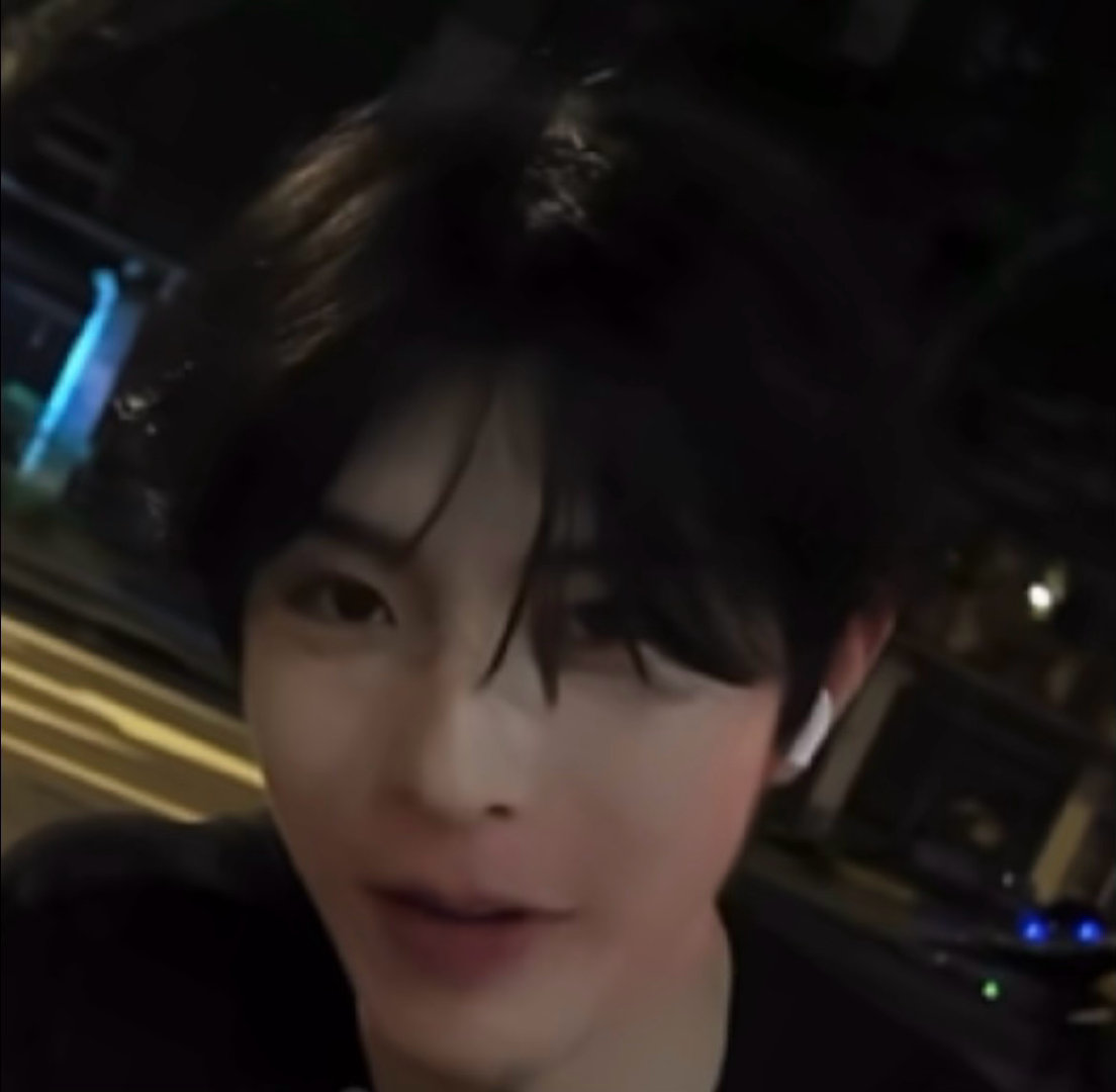 刷到一只吃得嘴巴红红的小猪，然后就想到了另一只小猪 