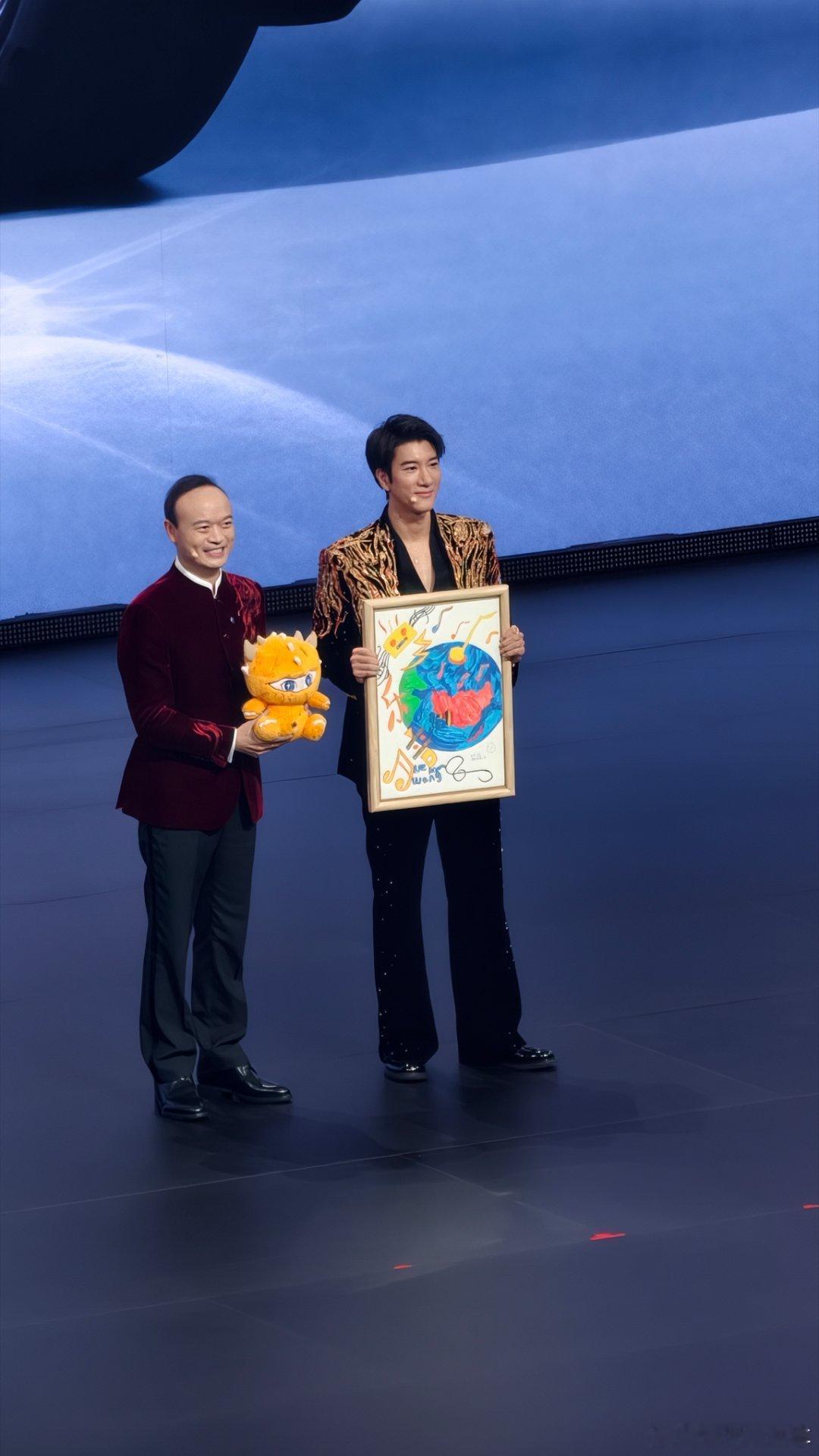 发布会变成大型追星现场腾势这次太会选人了王力宏亮相腾势n9闪充版发布会腾势n9 