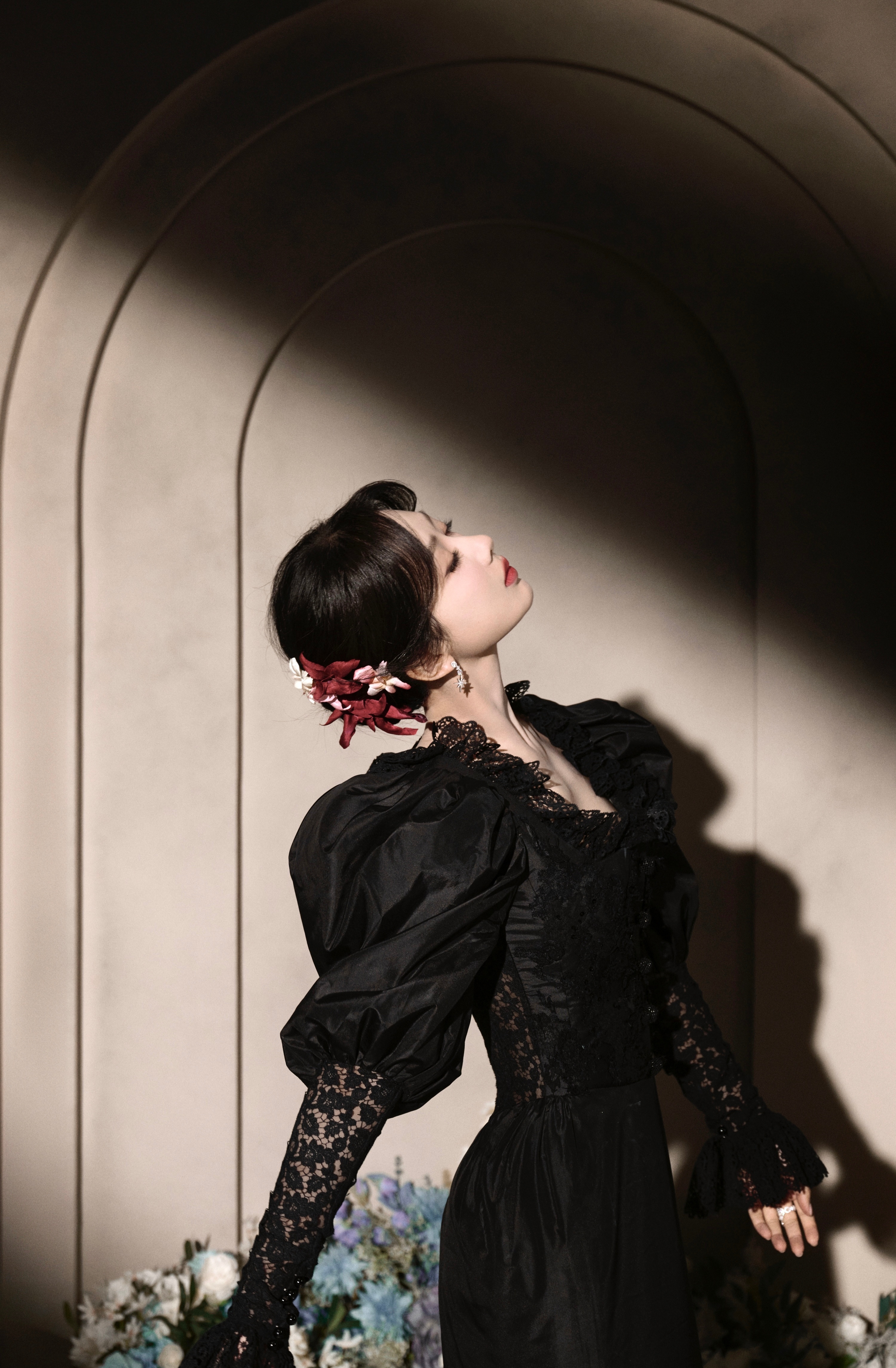 早啊#杨紫国色芳华#[爱你] #杨紫何惟芳# 这套拍照真的好好看，暗夜公主殿下。