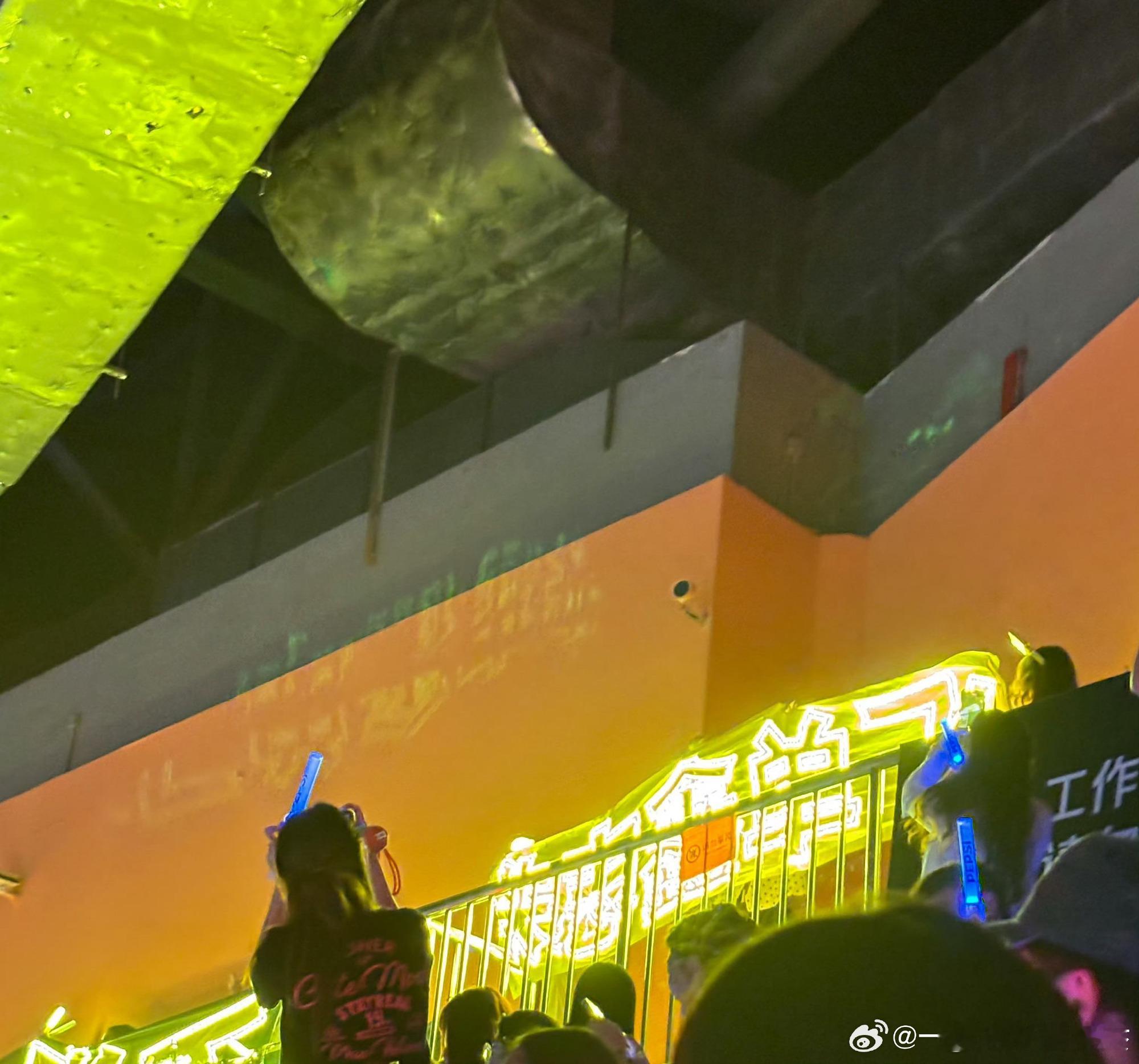 朱志鑫苏新皓佛山线下活动长灯牌朱志鑫苏新皓线下活动长灯牌朱志鑫苏新皓线下活动长灯