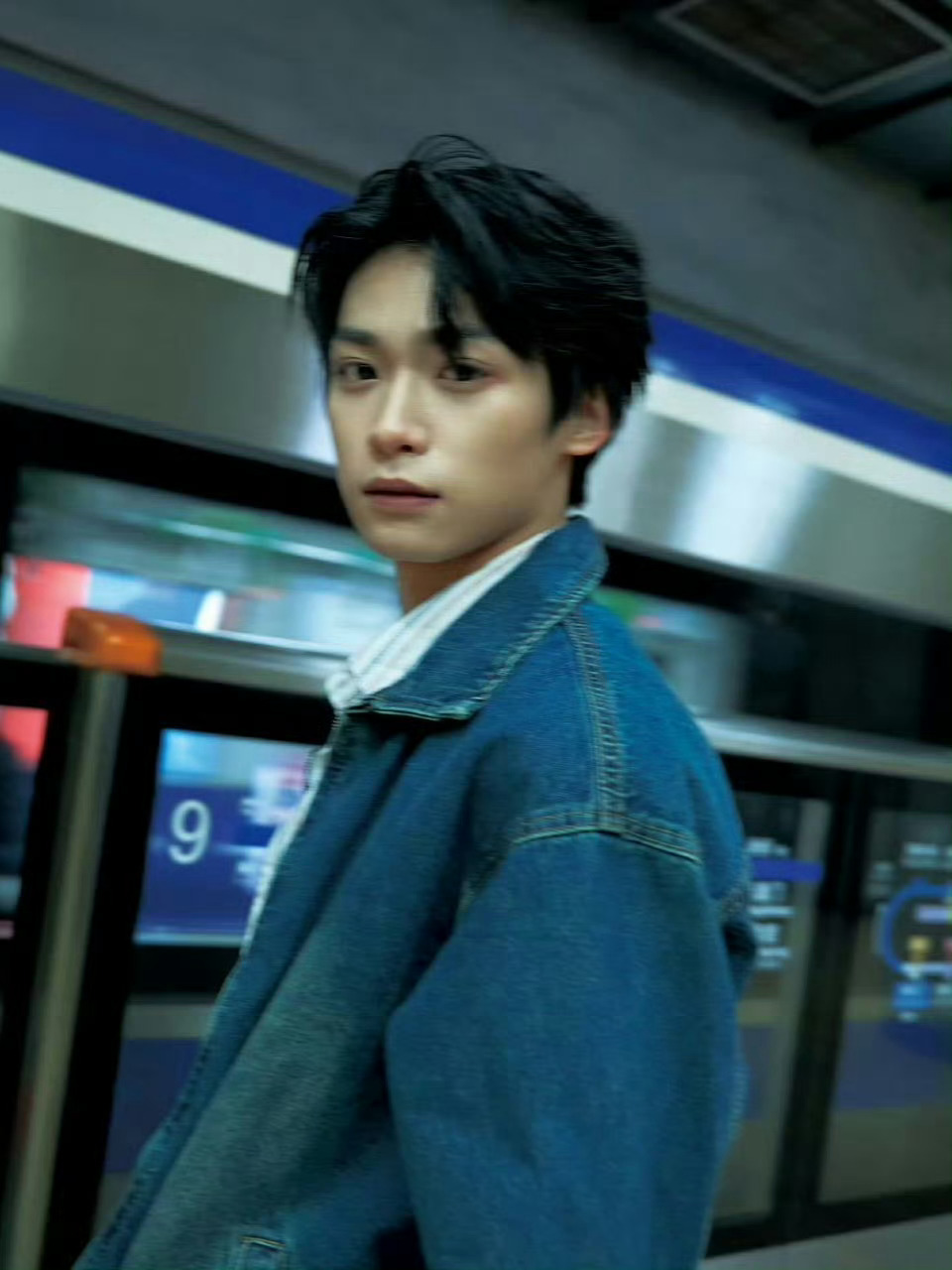 梓渝的眼神 武汉演唱会上冰蓝灯光打过来，梓渝看粉丝那个眼神被说“亮如星辰”，底下