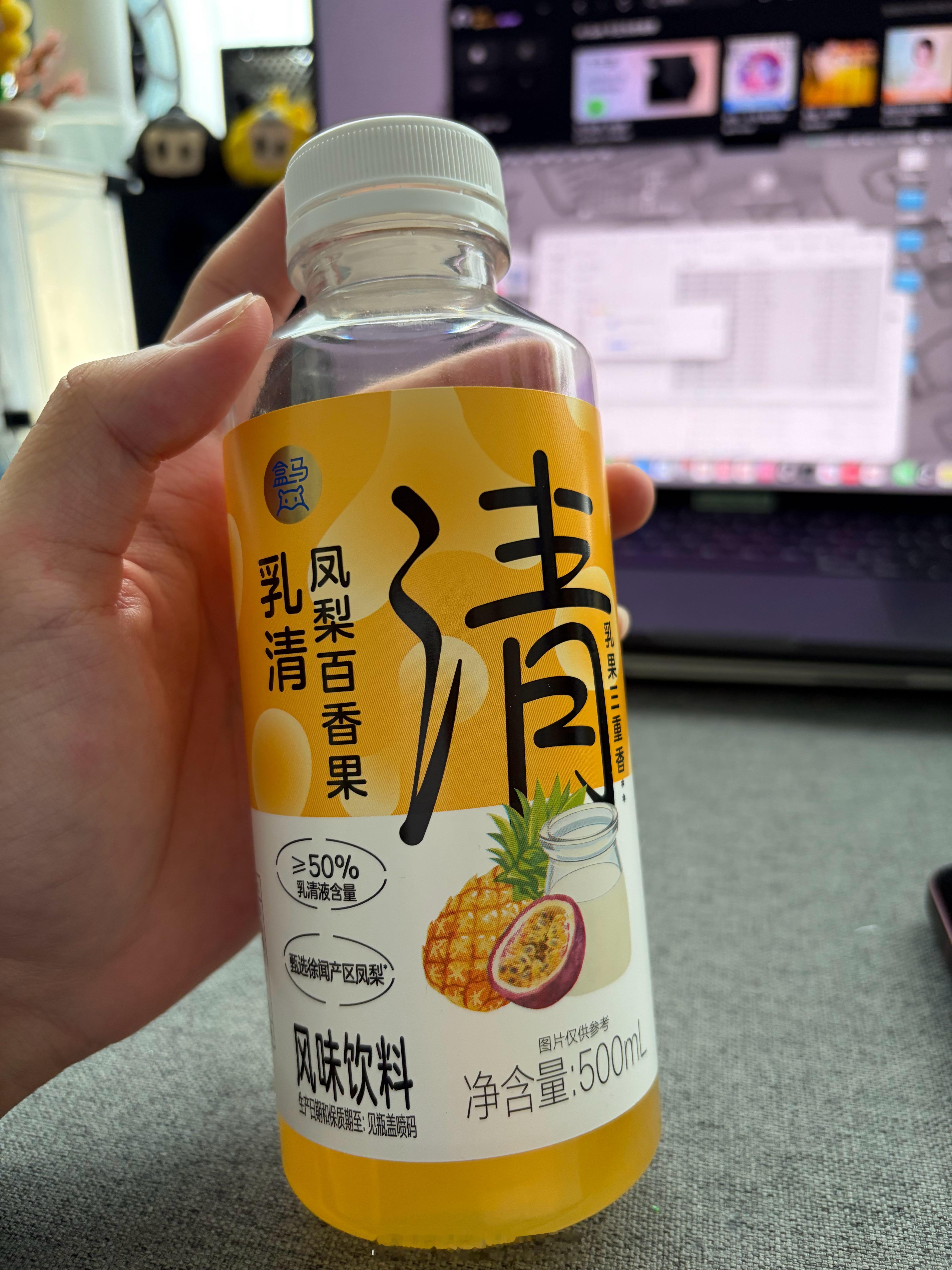盒马现在自己定制的饮品还挺有意思，今天试了下「乳清凤梨百香果」喝起来有点像营养快
