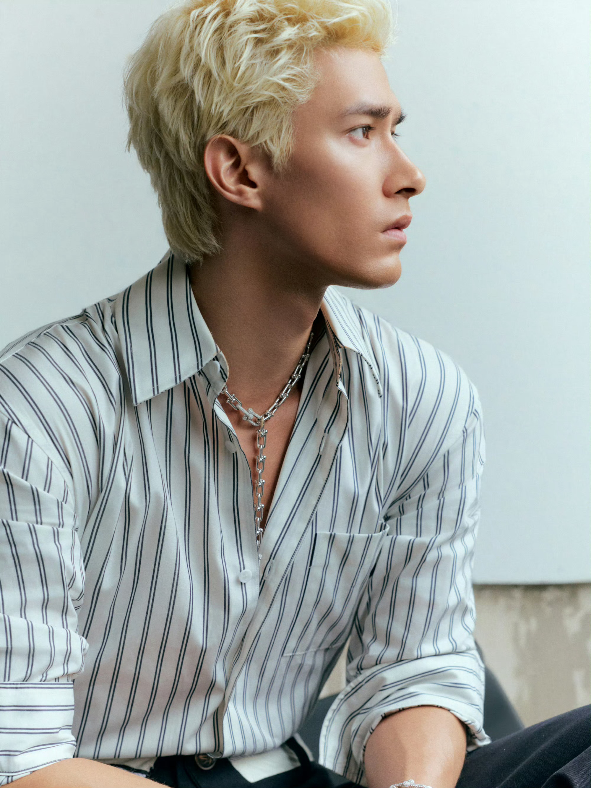 米卡 in Tiffany & Co.今日线下活动造型大片，身穿简约条纹衬衫搭配