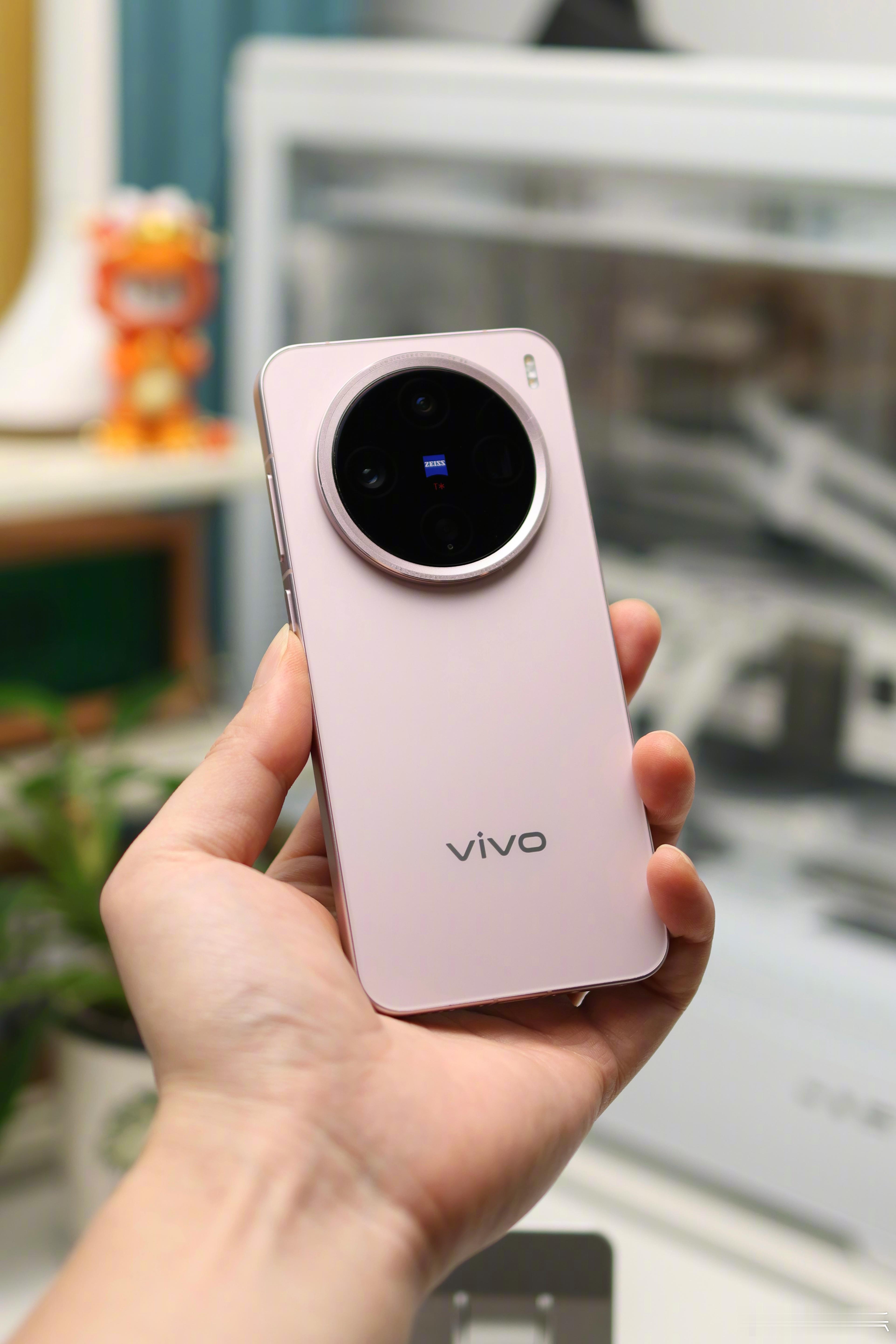 去年的vivo X200 Pro mini和荣耀Magic7，都是销量不错，颜值