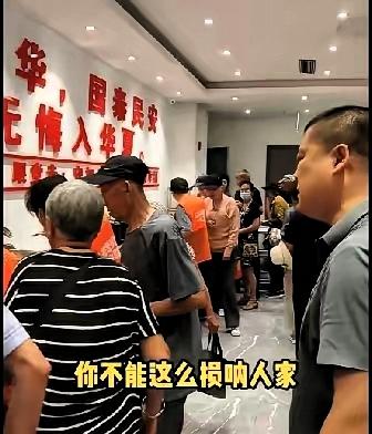老太太去一元餐厅吃饭，大家都规规矩矩排队，她非要插队先饭，闹得大家都不愉快，餐厅