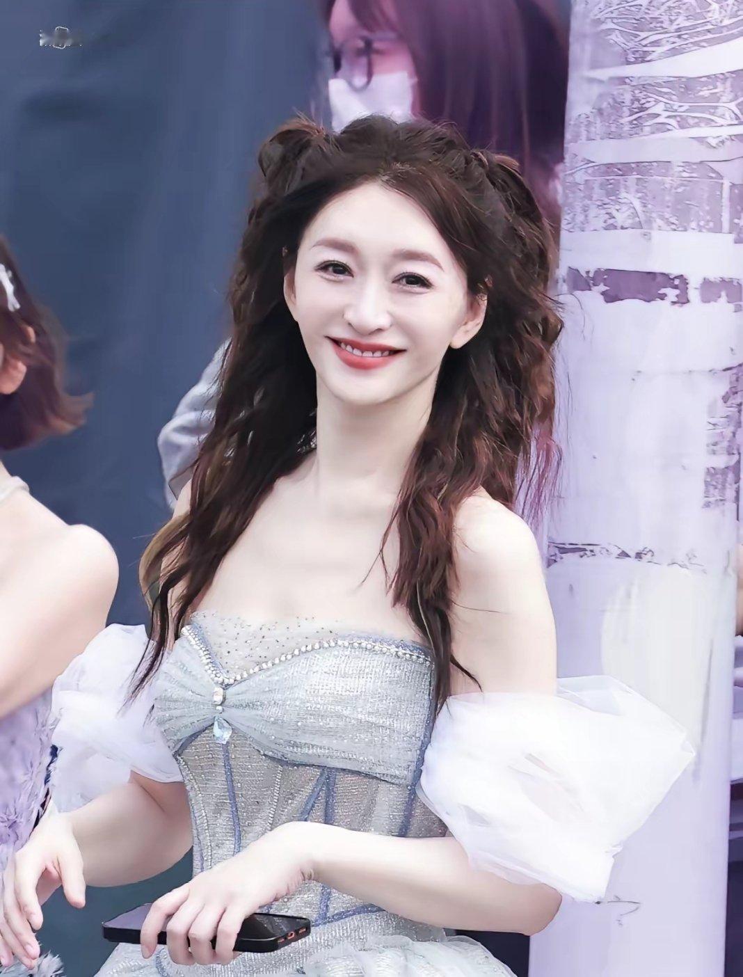 杨幂勉强还能扮一扮少女，李小冉就很违和了。 