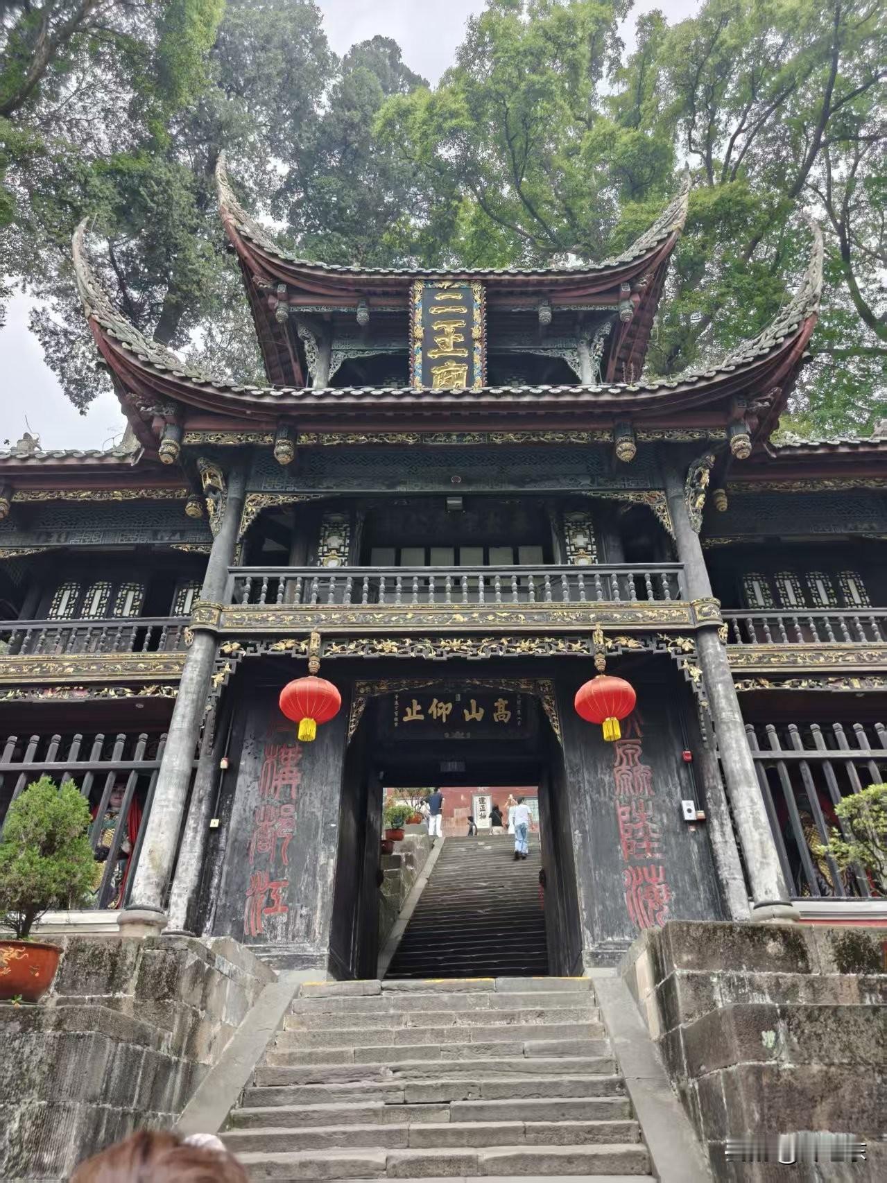 二王庙
征战洪魔铁骨铮，
庙宇香烛供李冰。
享誉寰宇都江堰，
请续句……
（千秋
