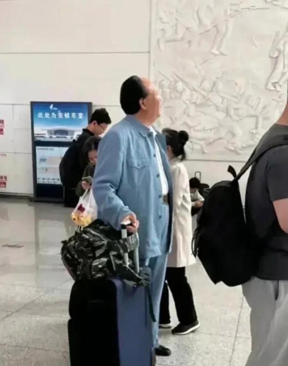 看到这样一组照片，心中戚戚然。 他老人家如今已去47年，可是却永远活在我们心中。