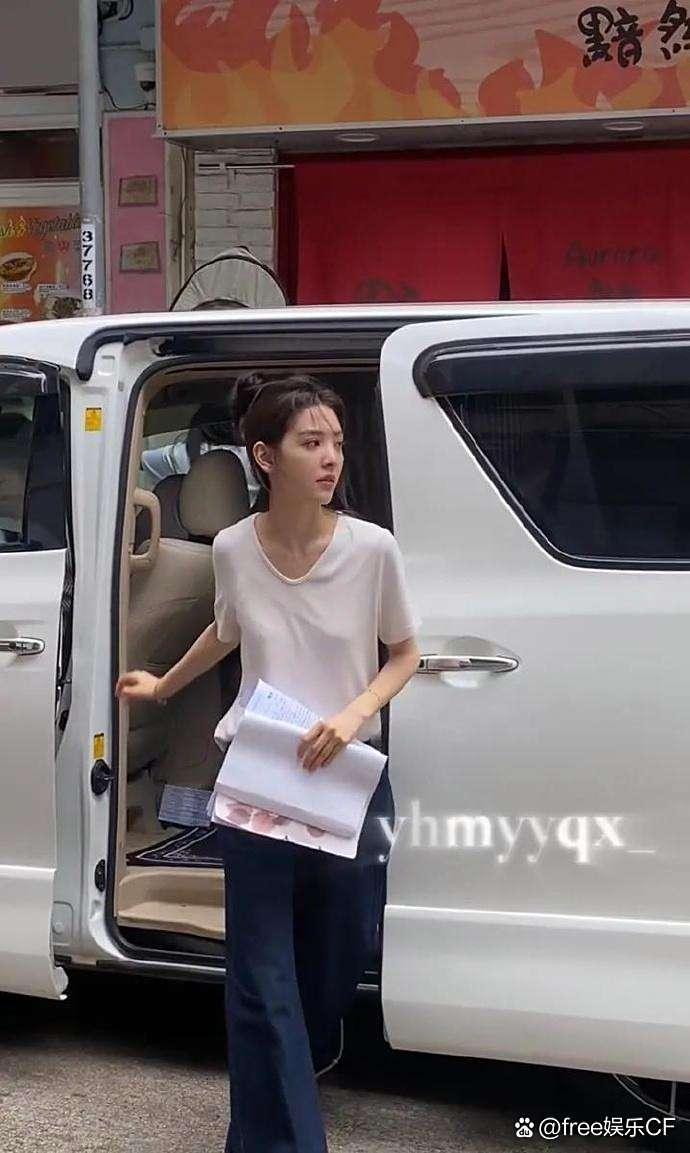 原来章若楠这么瘦，内娱的女明星为了上镜真是一个比一个 ​​​
