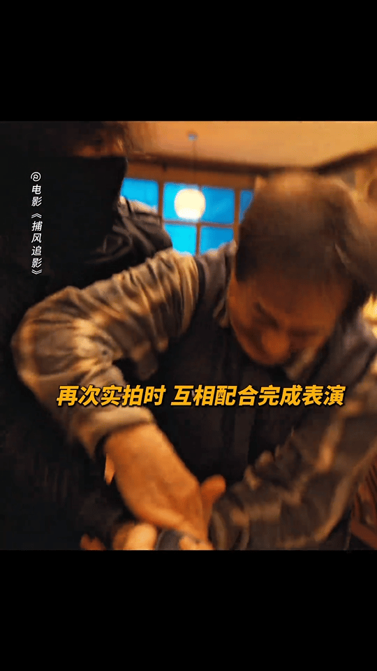 成龙教此沙拍打戏要放松 大哥教你拍打戏！成龙耐心指导此沙放松演绎，传授技巧与配合