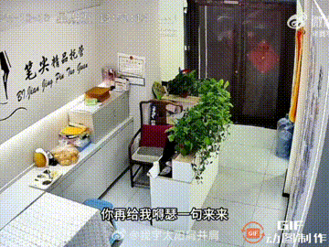 辽宁本溪一家托管机构内，一个男孩因为上课时喝了一口饮料，就被老师非常严厉地制止，