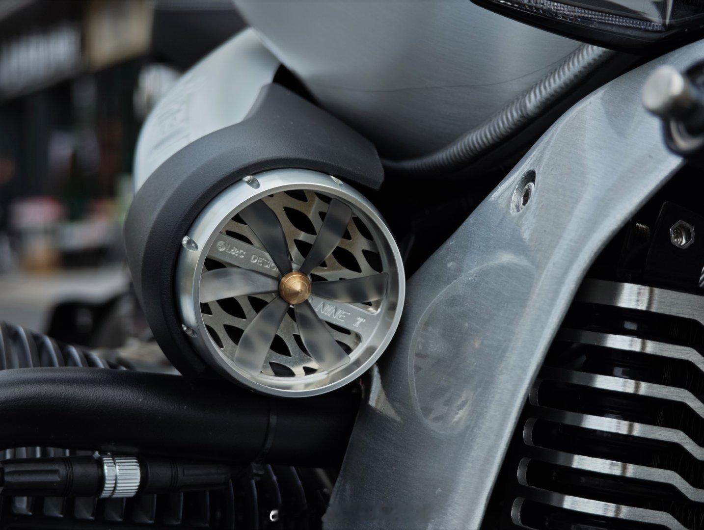 不敢想我要是骑这车上班得多帅可惜广州禁摩~~~路过的小孩哥：这是宝马的摩托车啊！