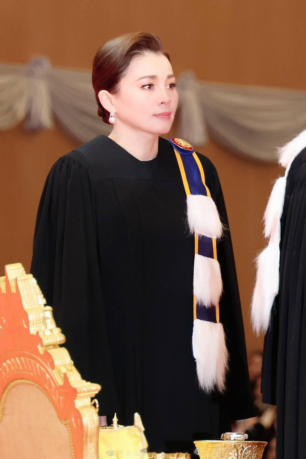 王室王室泰国王室素娘娘 2026年1月17日，狗哥素娘娘发学位证。 