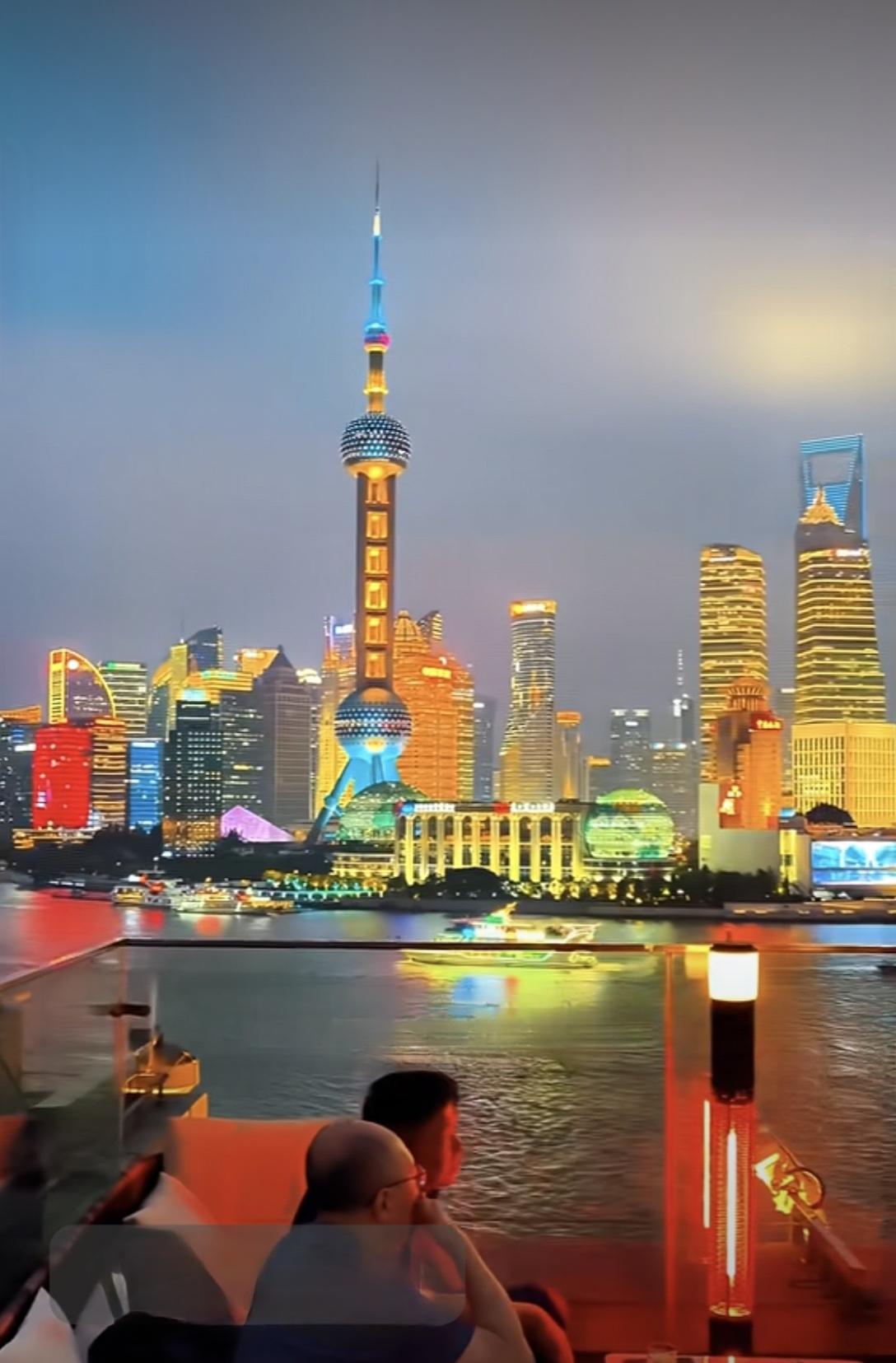 中国最繁华的十个大都市：1北京，2上海，3广州，4深圳，5杭州，6南京，7苏州，
