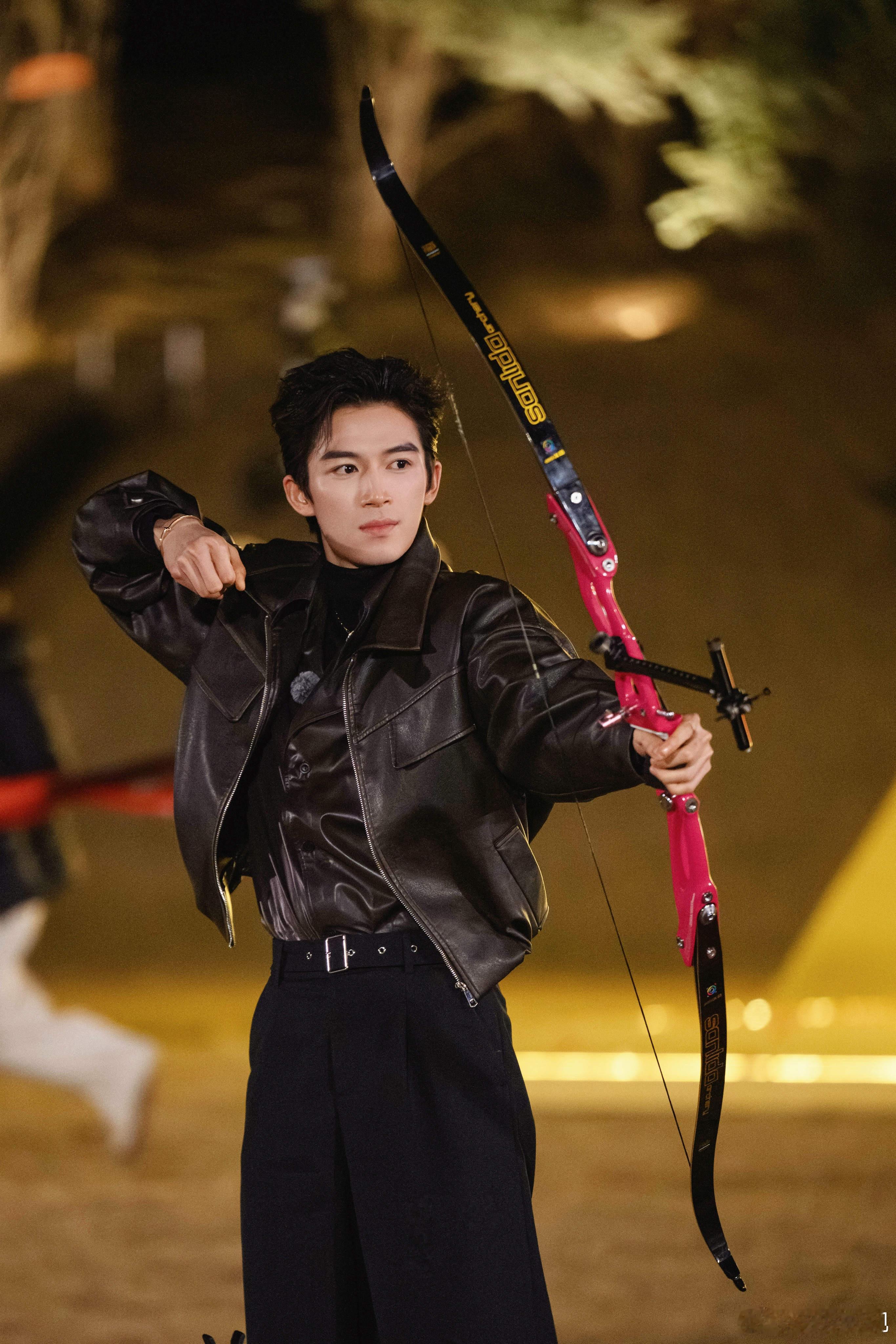 反转剧本，快乐满格再出发。欢娱影视演员参与录制的综艺《周五晚高疯 》今日播出，中