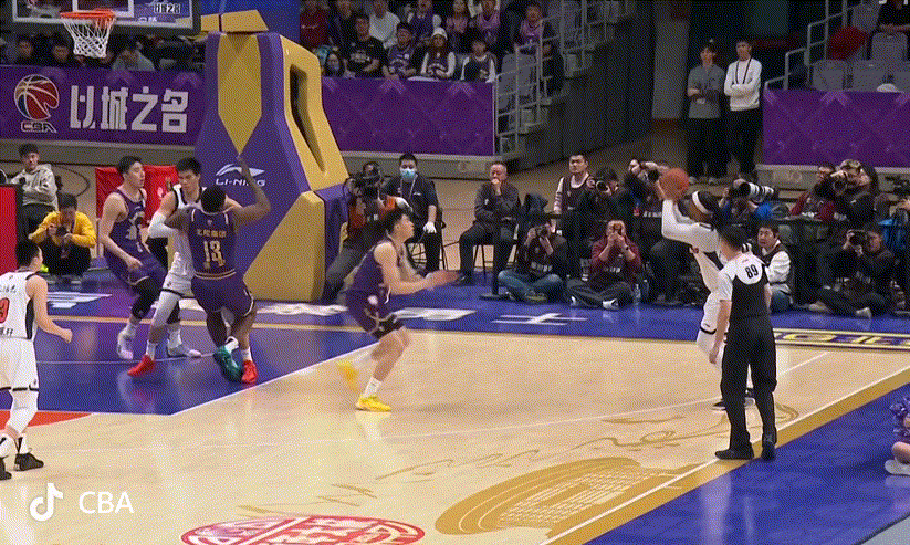 萨林杰这三分有些可惜，裁判吹罚焦泊乔进攻犯规被吹掉了 北控男篮vs广东男篮