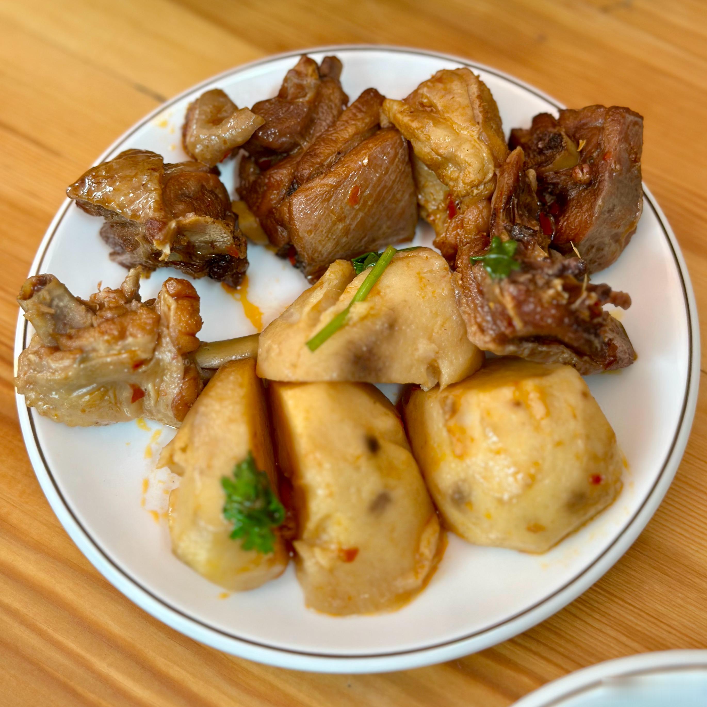 今天跟哥几个去吃芋儿鸡，我把鸡捞出来去皮吃，也还不错。 成都·首开・龙湖铂金岛