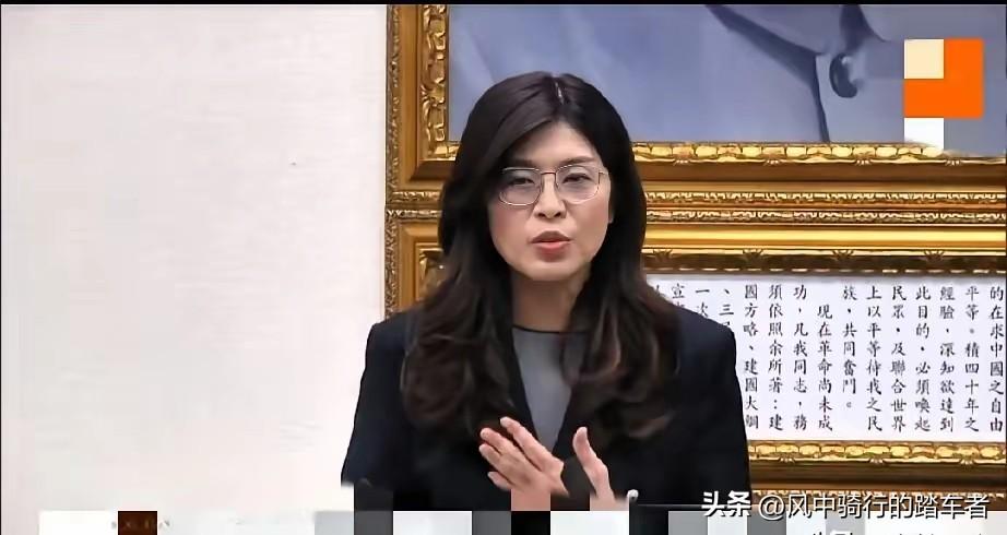 国民党迎来150
多位新成员集体入党！
现场气氛特别热烈，郑丽文亲自为他们一一颁