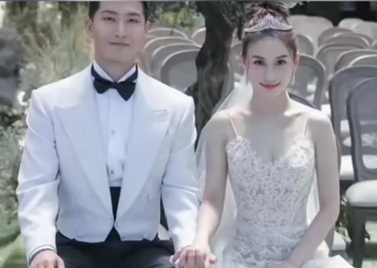 窦骁跟赌王千金何超莲大概率会离婚。
离婚后何超莲应该是再也没人敢娶了。

这男的
