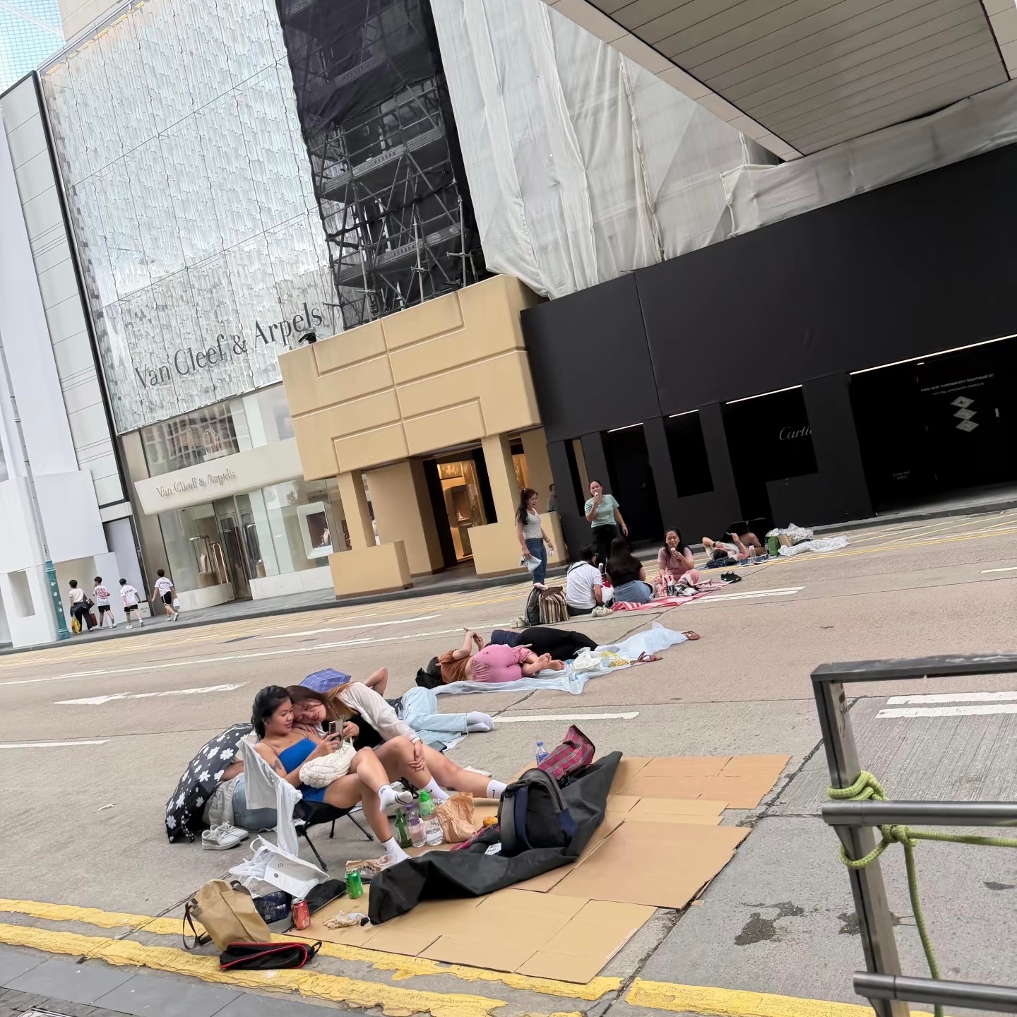 香港的包容性还挺强的。刚在隔壁小红薯看到博主说香港马路随处可见坐在纸板上、搭帐篷