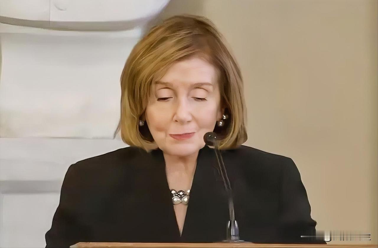 众议院前议长佩洛西在前国会议员巴尼·弗兰克的追悼会上深情致敬，回顾了这位政坛传奇