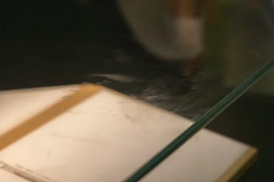 博物馆的玻璃怎么了？摸一下可以变美吗