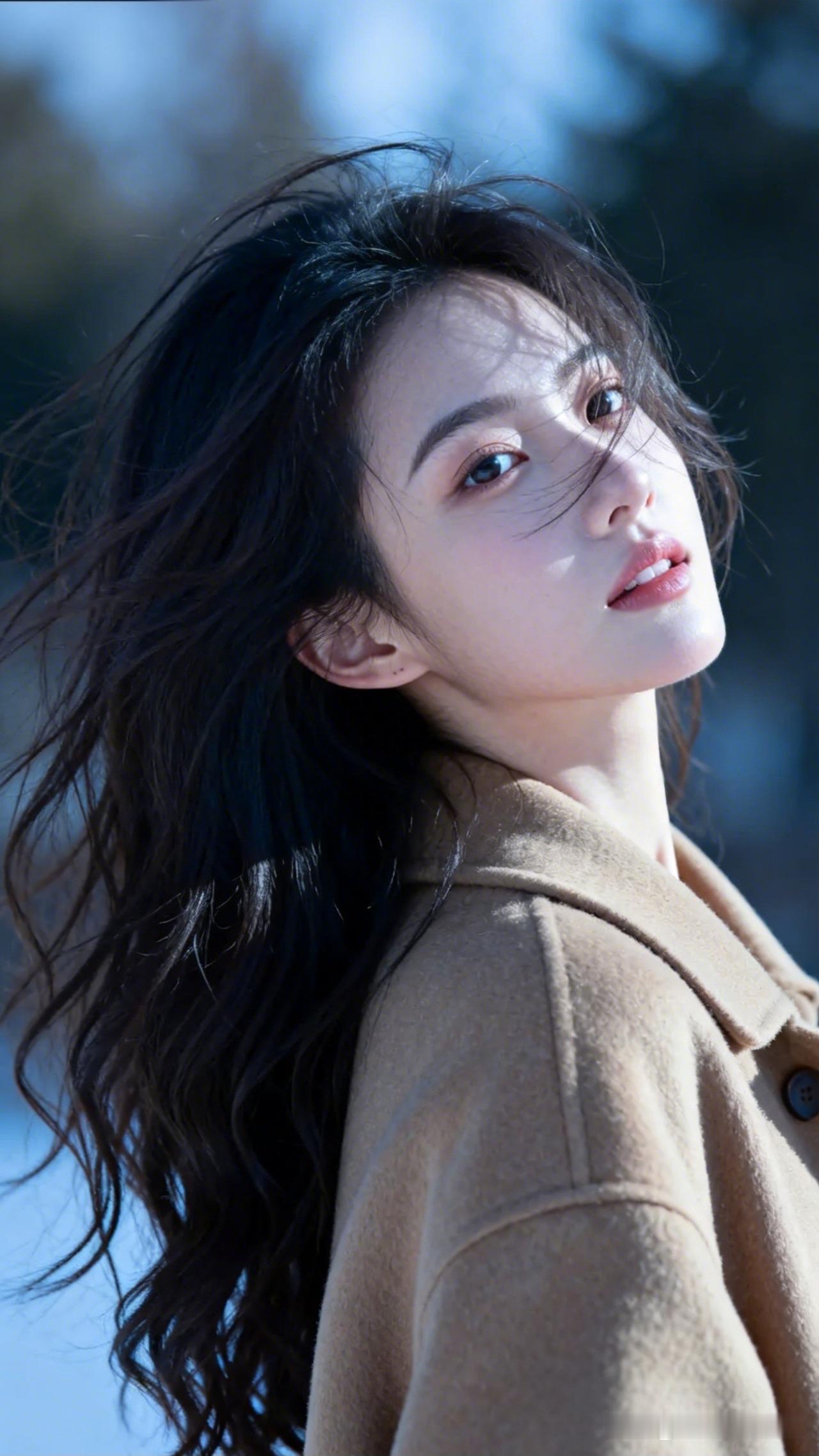 冬日暖阳下的温柔少女，微风轻拂发梢，暖意融融。🌞💕