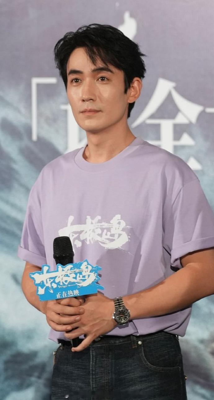 朱一龙东极岛路演生图   朱一龙东极岛路演生图🈶，状态还是很不错的呀，而且我们