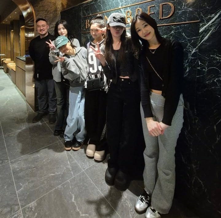 AHYEON及成员们和Born and bred CEO的合照📷 ​​​