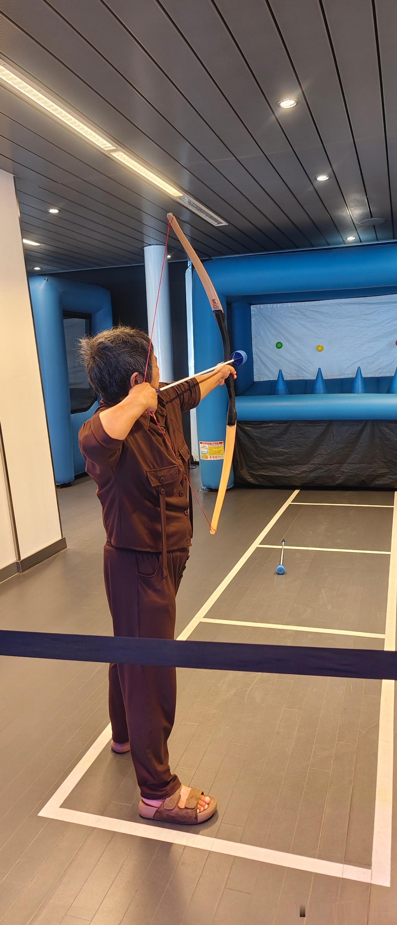 射弓小记
 
午后闲来，撞见一处室内射弓的场地，一时兴起便走了进去。选了一把趁手